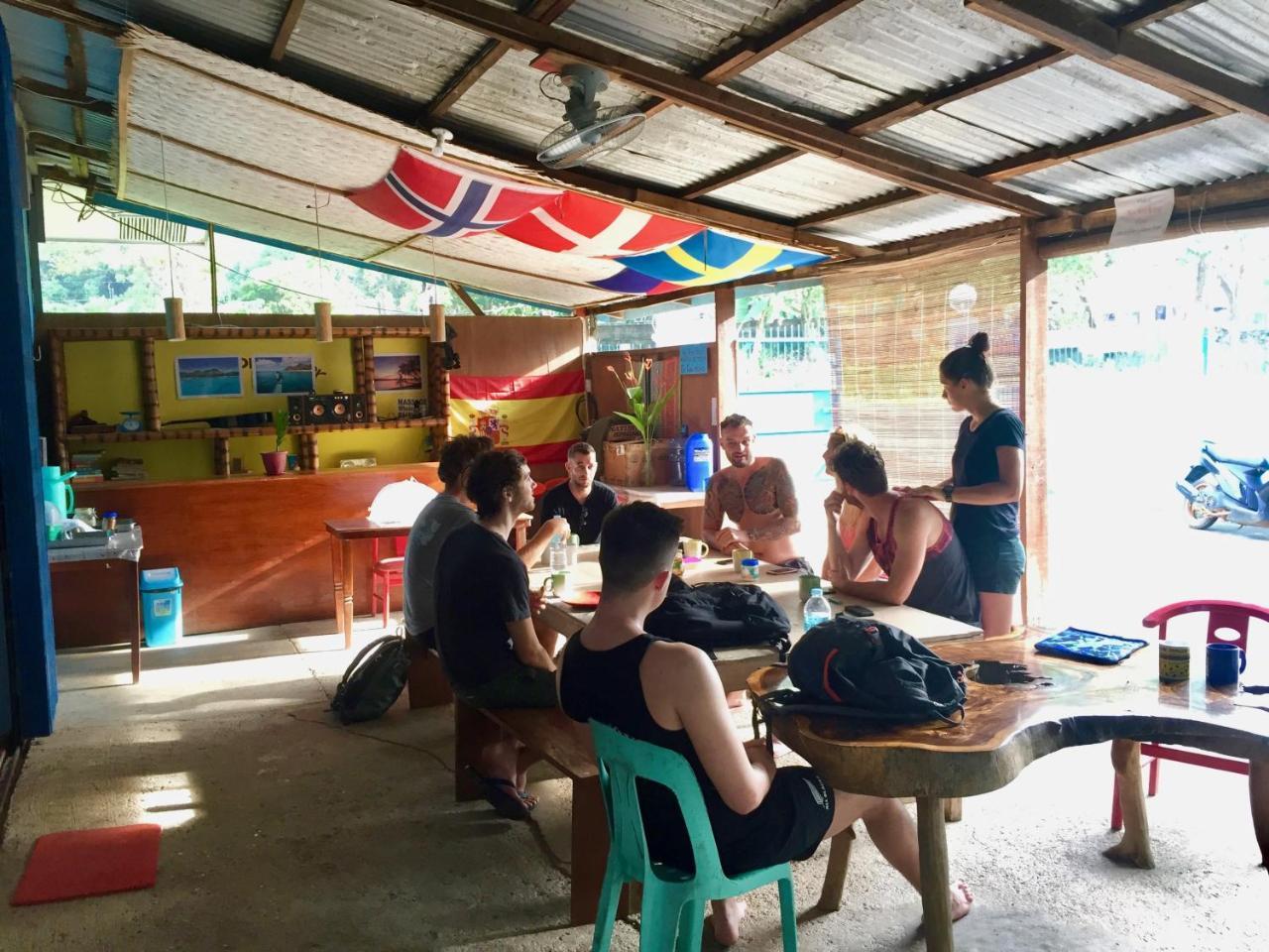 Fat Monkey Hostel Coron Kültér fotó
