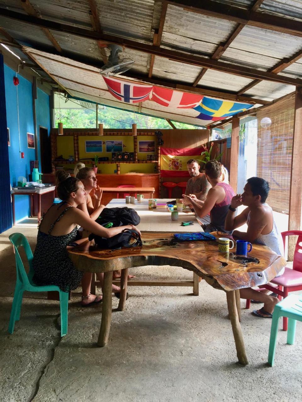 Fat Monkey Hostel Coron Kültér fotó